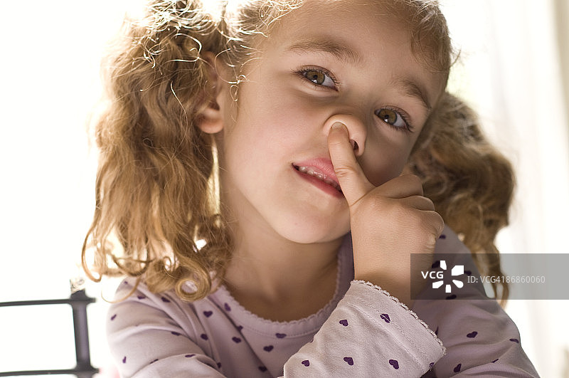 挖鼻孔图片素材