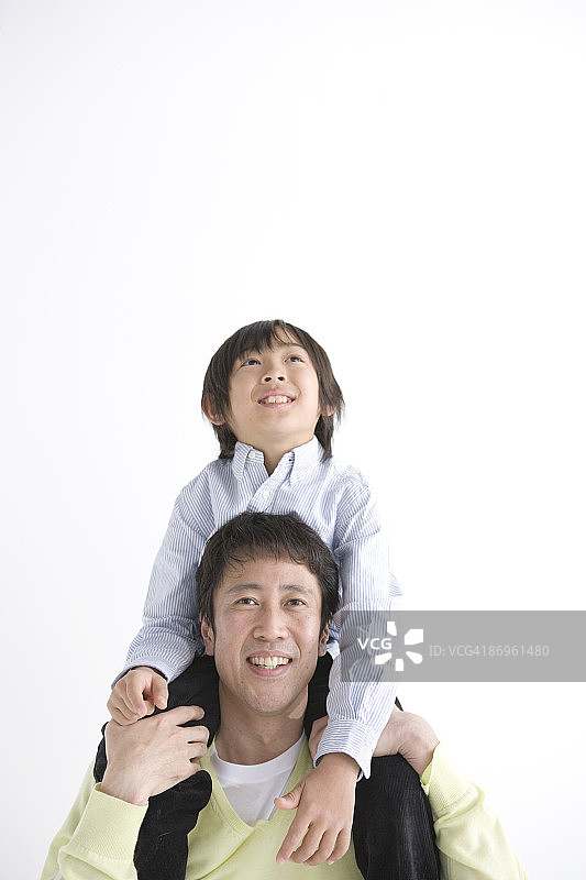 父亲肩扛儿子(8-9岁)图片素材