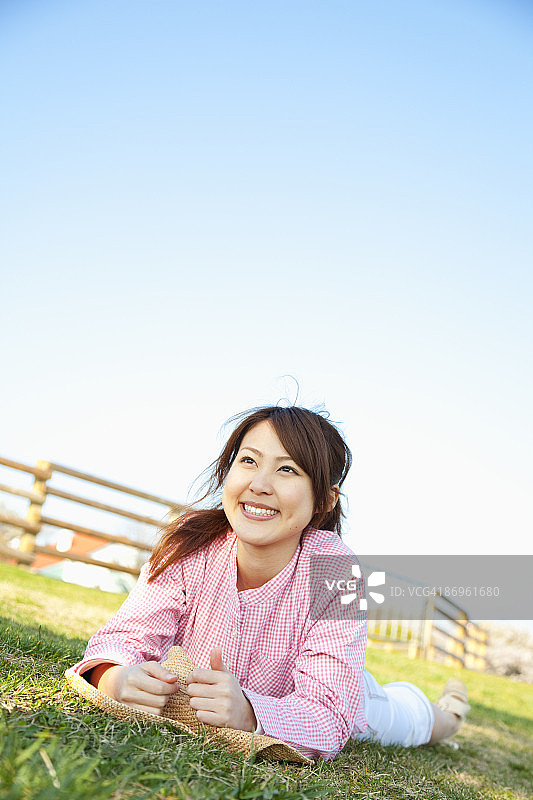女孩躺在田野上图片素材