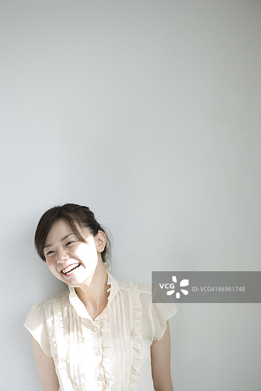 笑起来的日本女人肖像图片素材