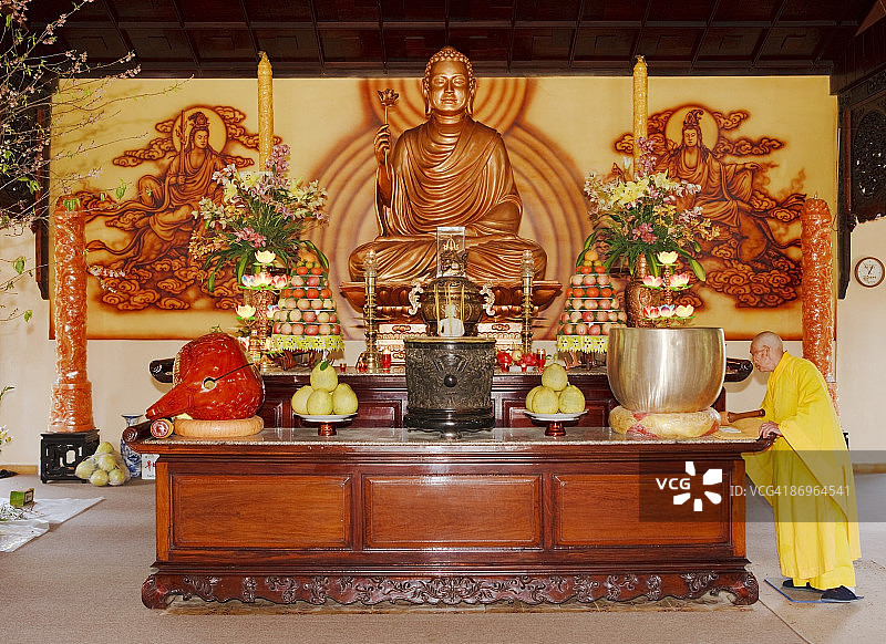 竹林寺佛坛上的佛教僧侣图片素材