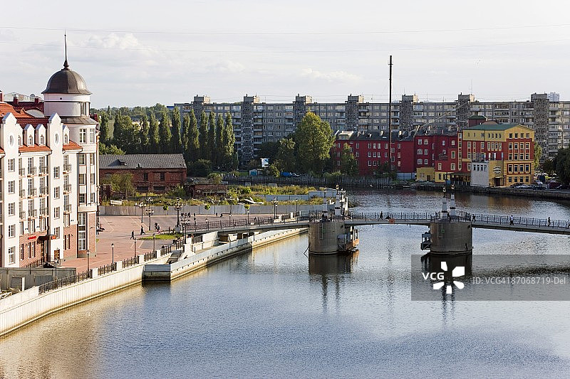 俄罗斯加里宁格勒普雷戈利亚河沿岸的现代建筑图片素材