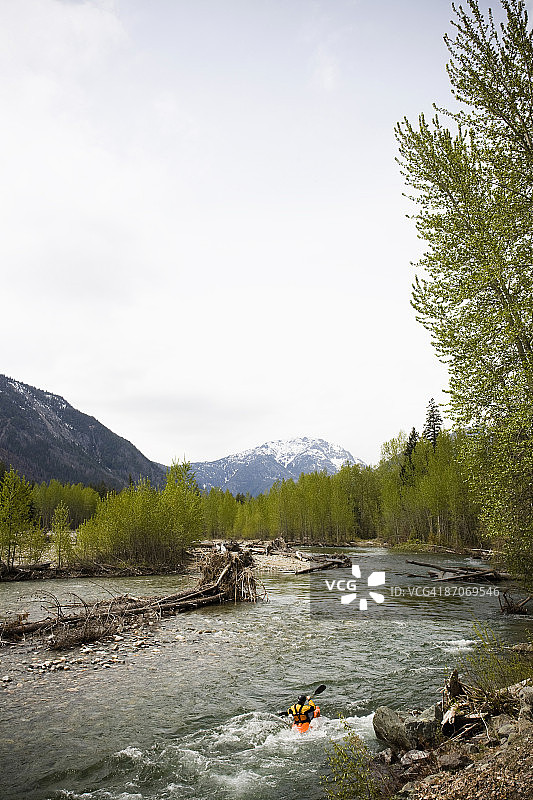 两名皮划艇运动员在华盛顿一条偏远的河流上享受平静的激流图片素材