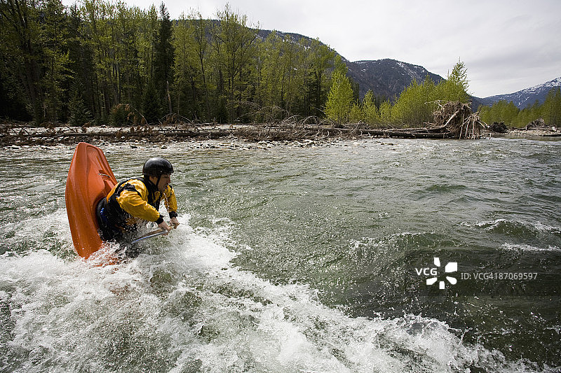 皮划艇运动员在河上享受小波浪图片素材