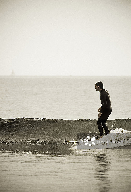 冲浪者乘着长板图片素材