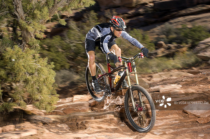 犹他州摩押市豪猪边缘小径山地自行车骑行图片素材