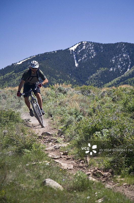 男人在犹他州蒙蒂塞洛附近的阿巴霍山脉骑山地自行车图片素材