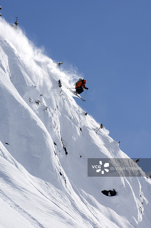 男子在加拿大不列颠哥伦比亚省特雷斯进行直升机滑雪图片素材