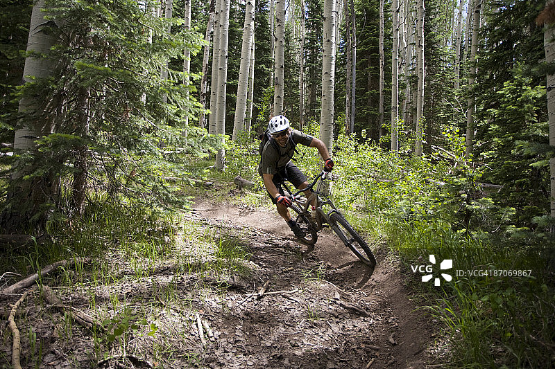 男人在犹他州蒙蒂塞洛附近的阿巴霍山脉骑山地自行车图片素材