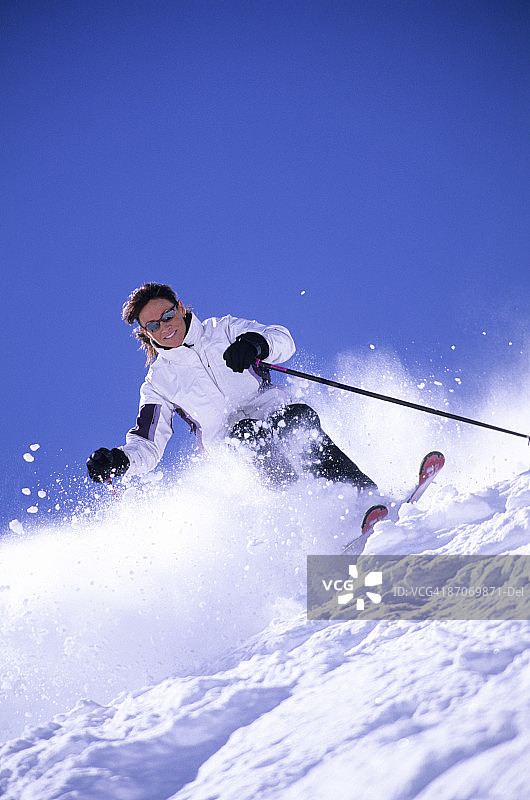 女人在犹他州滑雪图片素材
