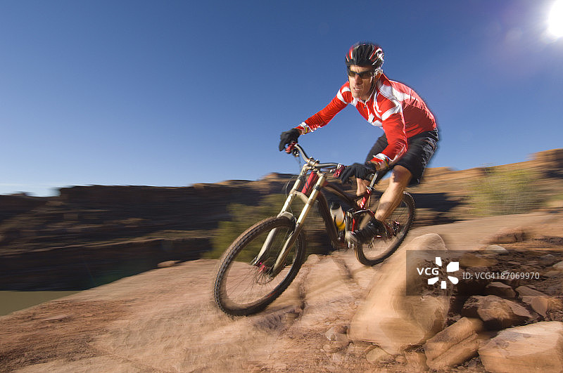犹他州摩押市豪猪边缘小径山地自行车骑行图片素材