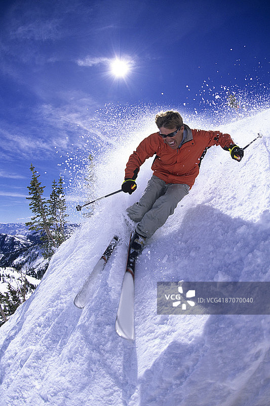 在犹他州阳光明媚的日子里滑雪的男人图片素材
