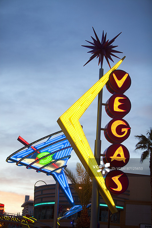 黄昏时的公共霓虹灯标志图片素材