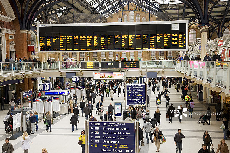 利物浦街车站的出发指示牌图片素材