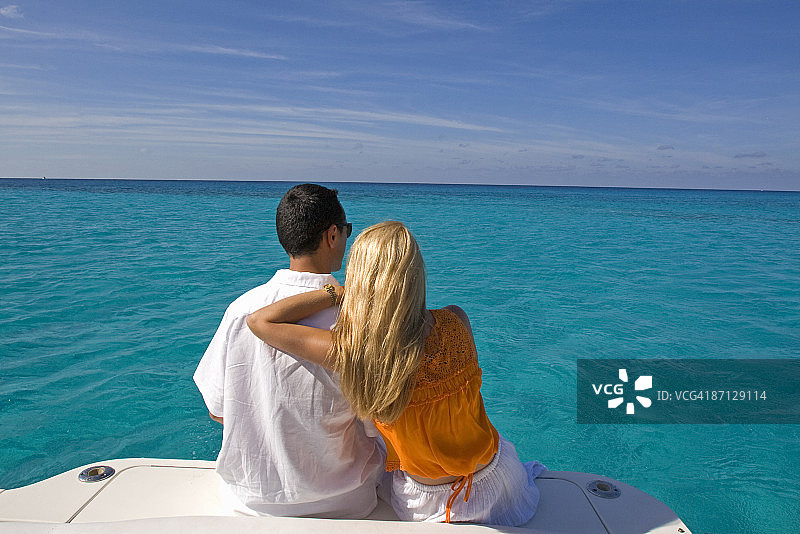 眺望热带海洋的浪漫情侣图片素材