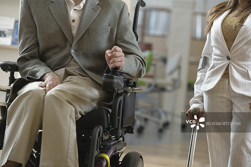 残疾男女的腰部特写图片素材