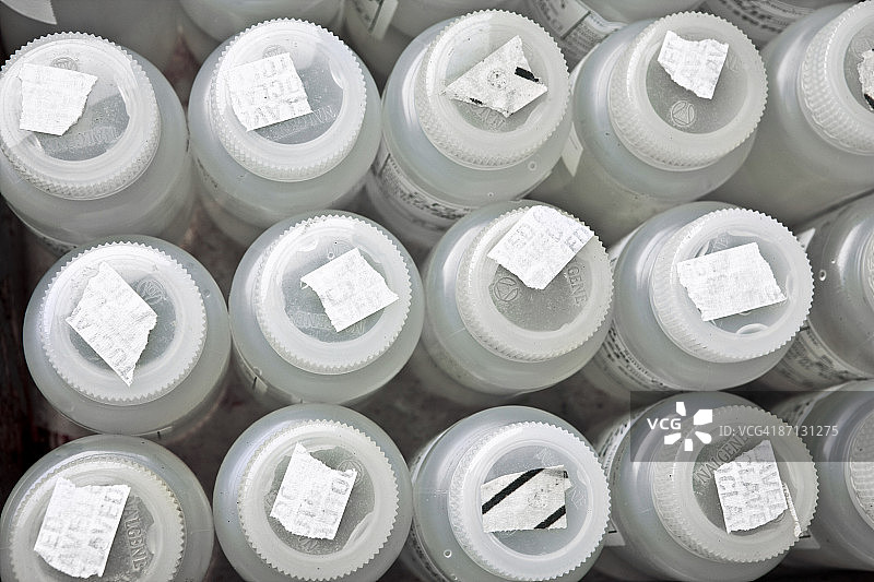 实验室中的塑料样品容器特写图片素材