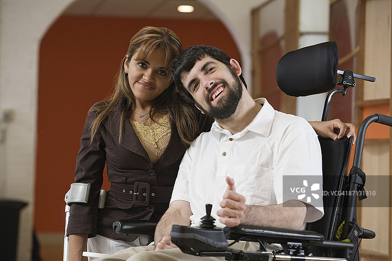 微笑的残疾男女肖像图片素材