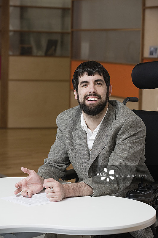 患有脑瘫的微笑成熟女性肖像图片素材