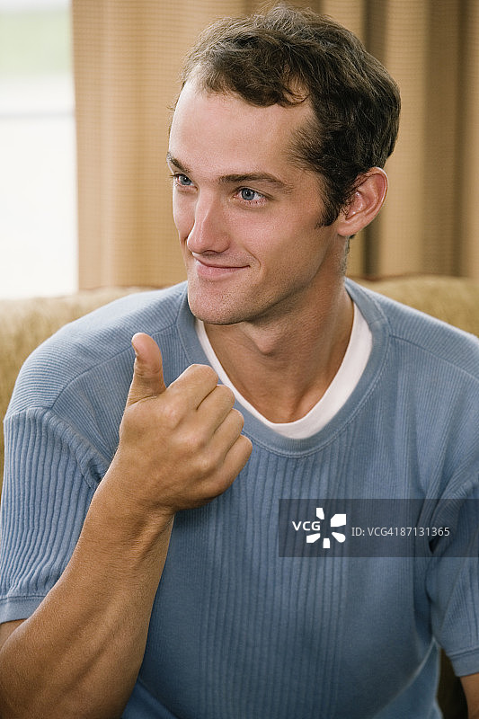 用手语交流的年轻男人图片素材