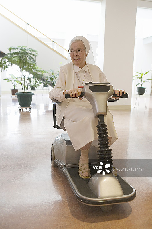 修女乘坐电动轮椅图片素材
