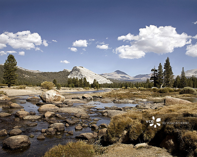图奥勒米河与蓝天白云图片素材