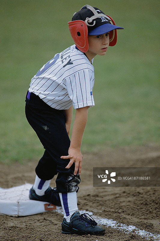 垒上的青年棒球运动员图片素材