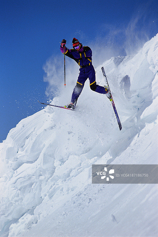 男人在科罗拉多州布雷肯里奇滑雪跳跃图片素材