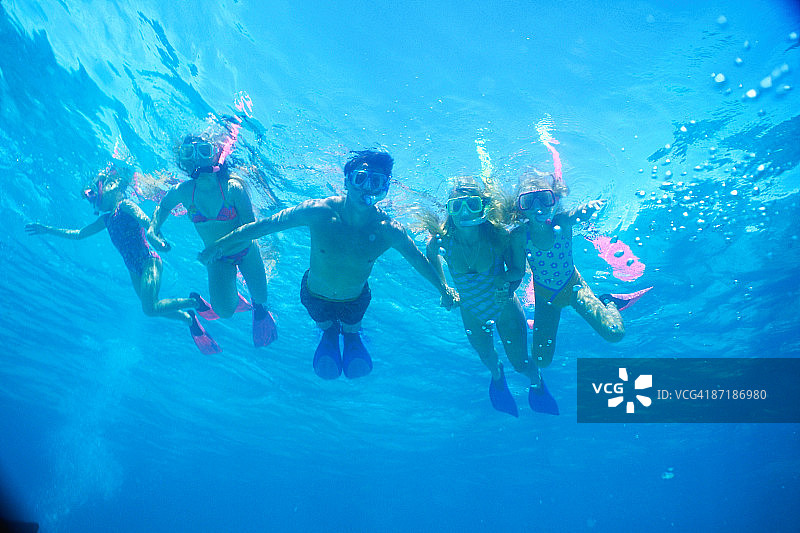 一家人在佛罗里达州彭内坎普州立公园浮潜图片素材