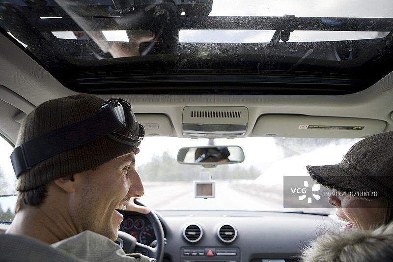一对滑雪者在车里欢笑图片素材