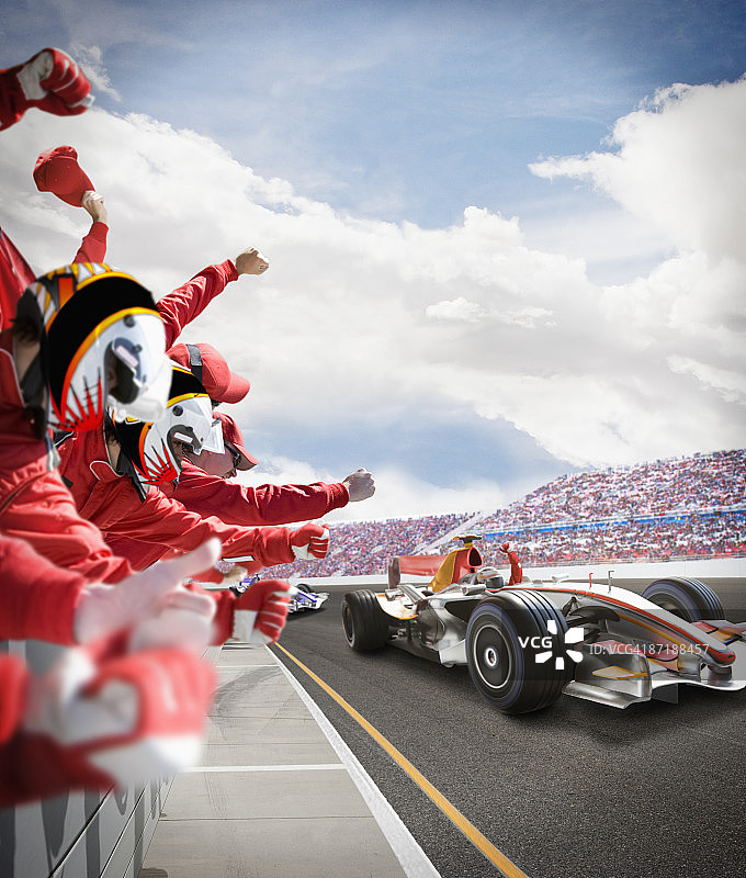 维修站工作人员为获胜的赛车手欢呼图片素材