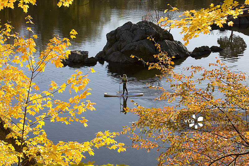 女子划桨板图片素材