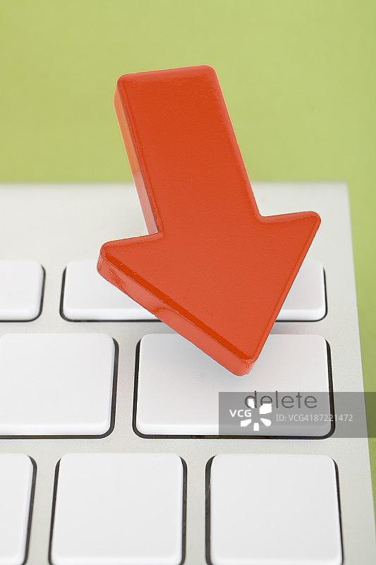指向键盘删除键的红色箭头图片素材