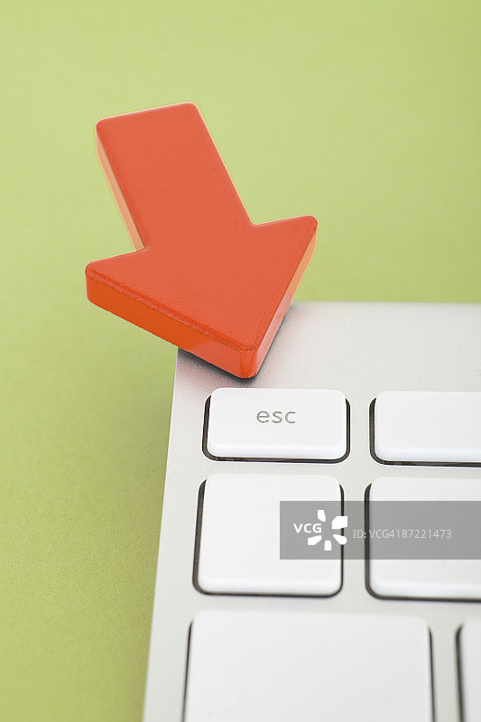 红色箭头指向键盘上的Esc键图片素材