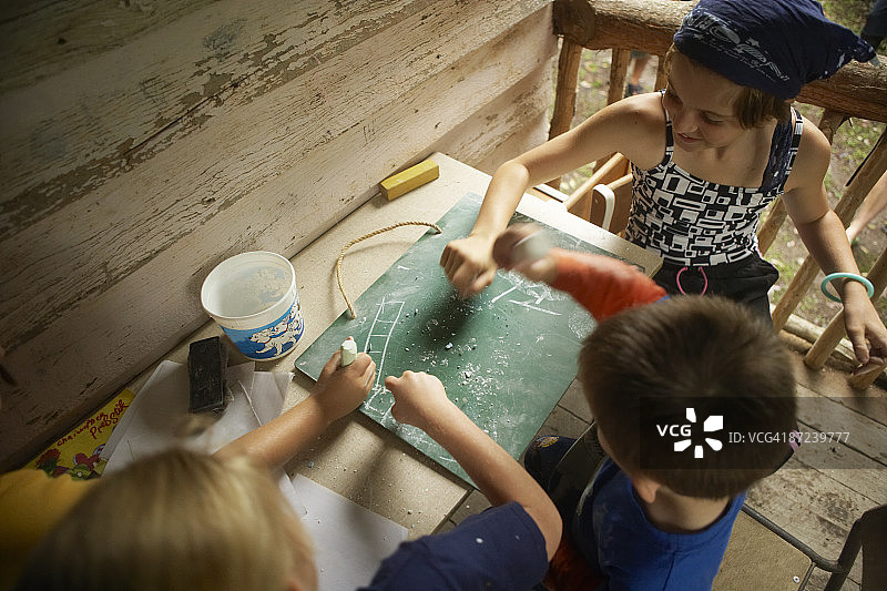 儿童用粉笔画画图片素材