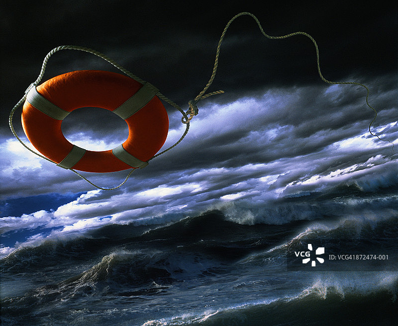 波涛汹涌的大海上的救生圈（数字合成图）图片素材
