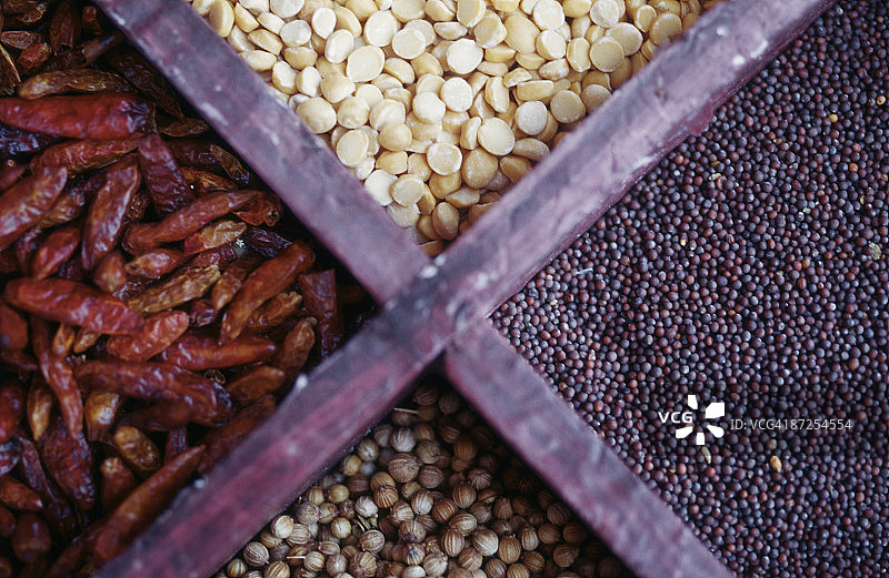 辣椒、黑芥末、香菜和黄色小扁豆图片素材