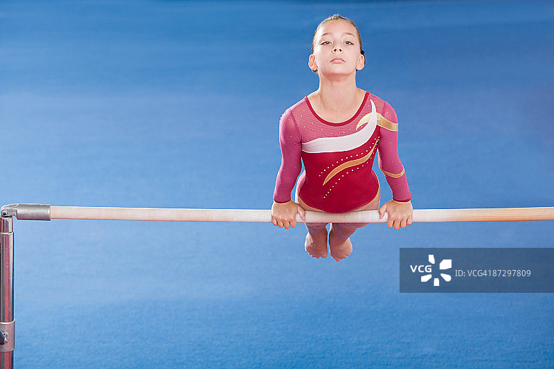 在双杠上的体操运动员图片素材