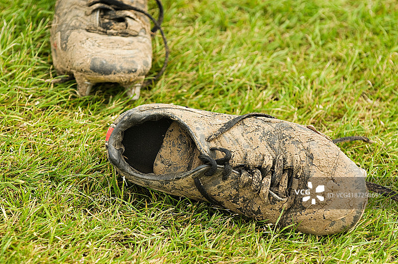 泥泞的足球鞋图片素材