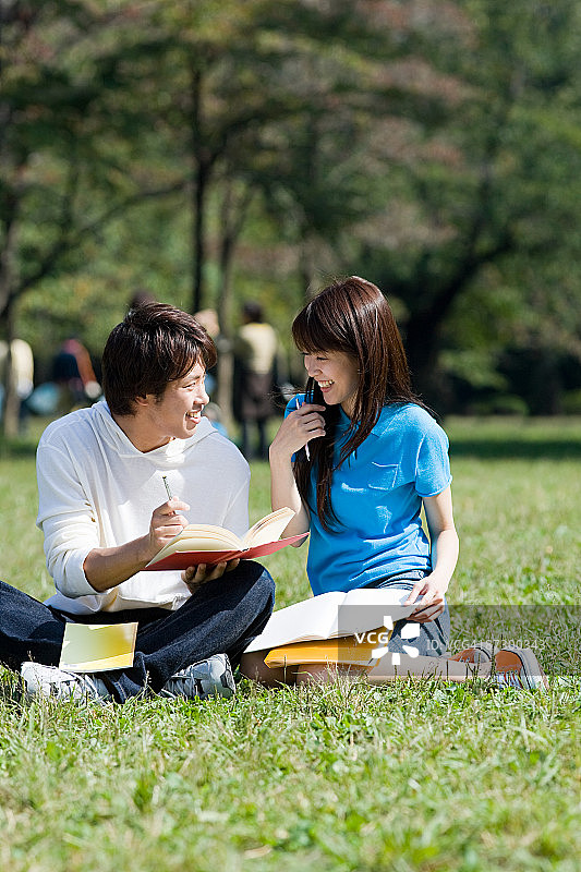 公园里的学生情侣图片素材