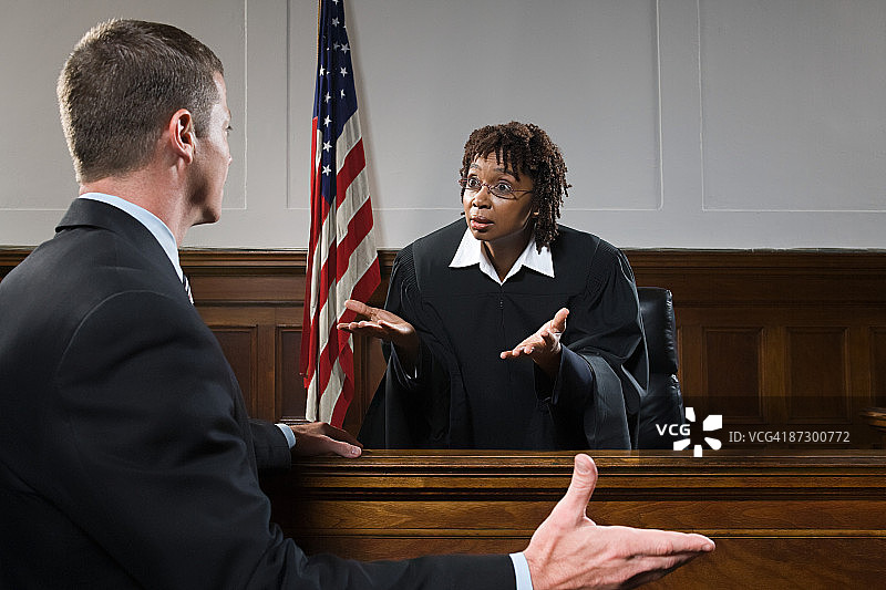律师和法官的争论图片素材