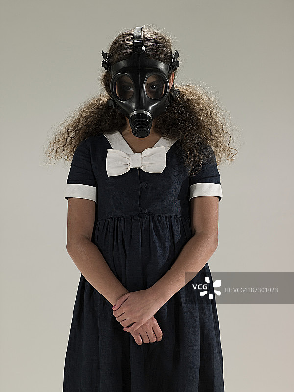 女孩戴着防毒面具图片素材