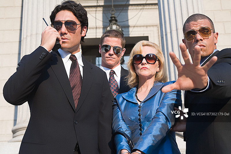 保镖保护一名女子图片素材