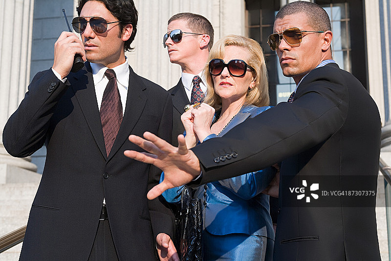 保镖保护一名女子图片素材