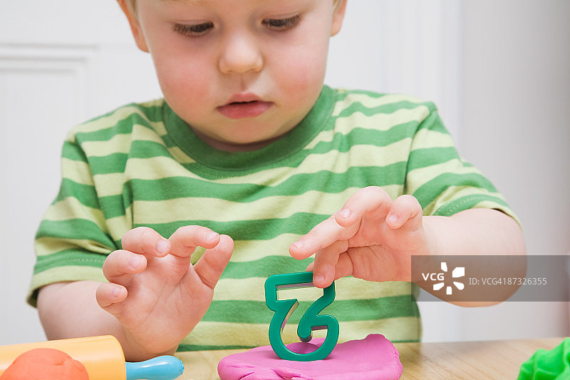 玩橡皮泥的小男孩图片素材