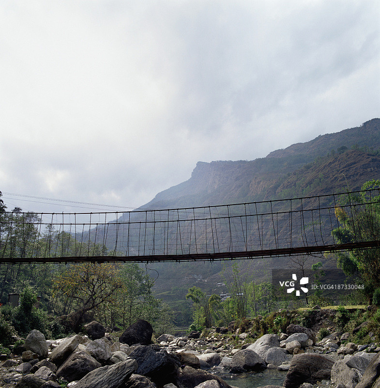 乡村环境中横跨河流的绳索桥图片素材