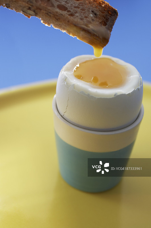 吐司蘸蛋黄图片素材