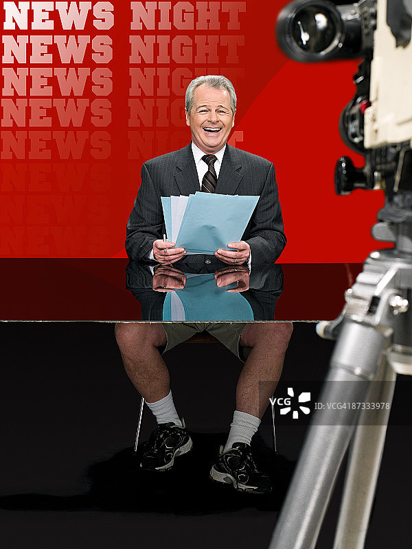 穿着短裤的新闻播音员图片素材