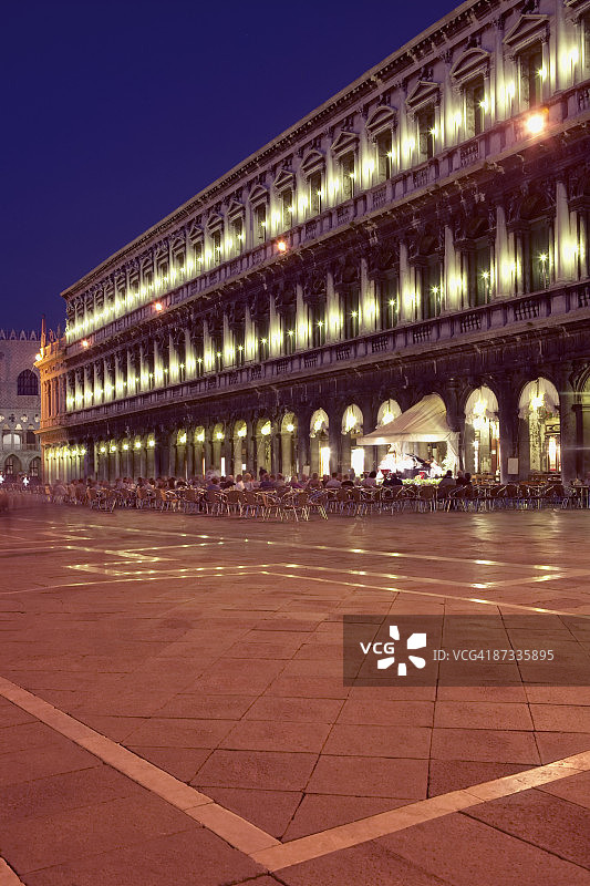 意大利威尼斯夜晚的圣马可广场图片素材