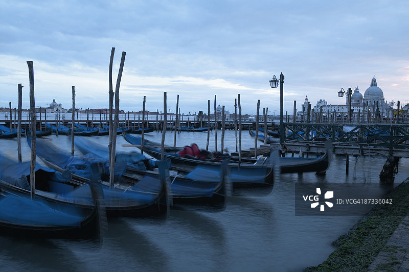 停靠在意大利威尼斯安康圣母教堂前的贡多拉图片素材